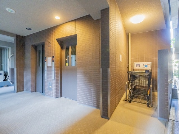 お部屋まで荷物を運べるショッピングカートあり