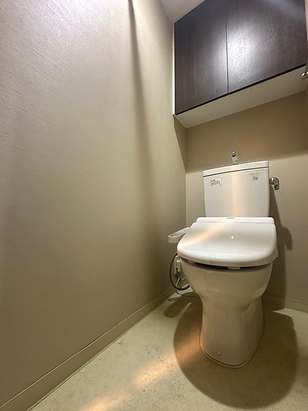 ＜トイレ＞　吊戸棚収納付きのトイレです。
