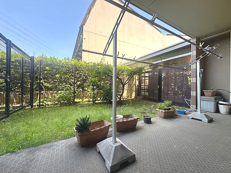 ＜テラス・専用庭＞　テラス・専用庭付きの１階住戸。