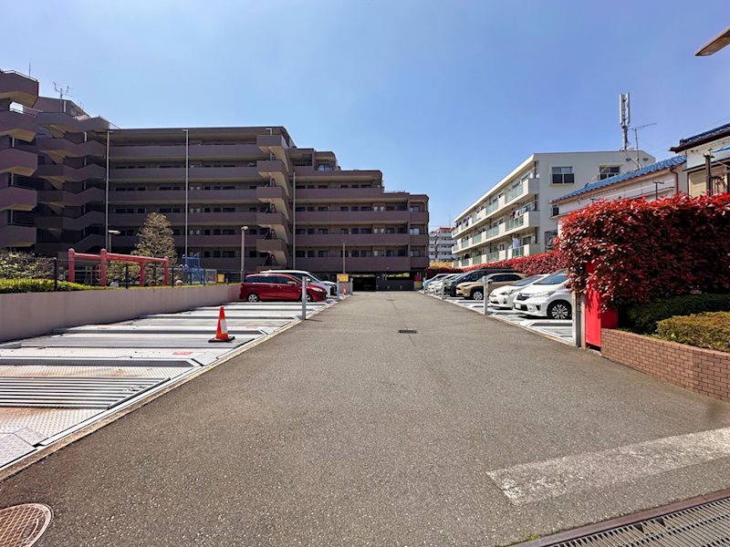 ＜屋外駐車場＞敷地内は人と車の通り道を分けた人・車分離の敷地配置を採用。