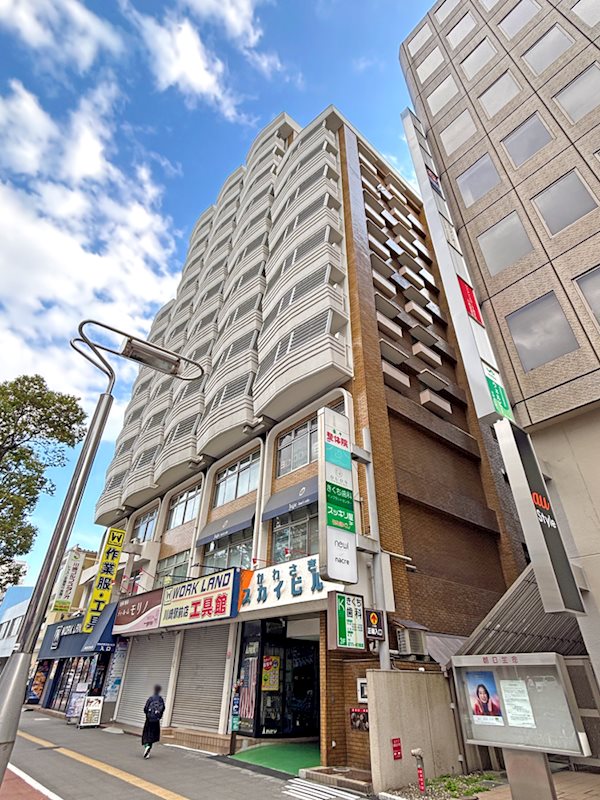 1階から3階までが店舗です。住居長の入り口は別のところにございます