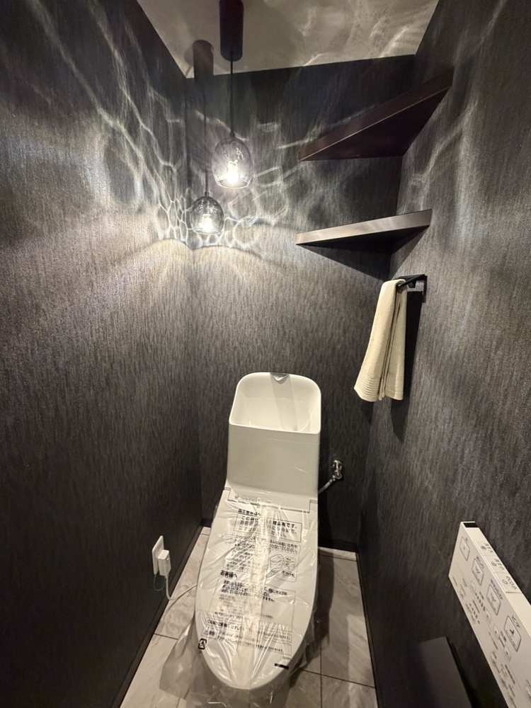 【トイレ】毎日快適にお使いいただける、温水洗浄便座付きのトイレです。操作がしやすい高さに壁リモコンが設置されています。