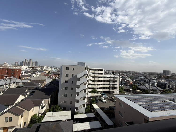 【住戸からの眺望写真】最上階の住戸につき、開放的な景色を楽しむことができます。家事や仕事の合間に、景色を見て癒やされる時間を過ごせそうです。※眺望は将来に渡って保証するものではありません。