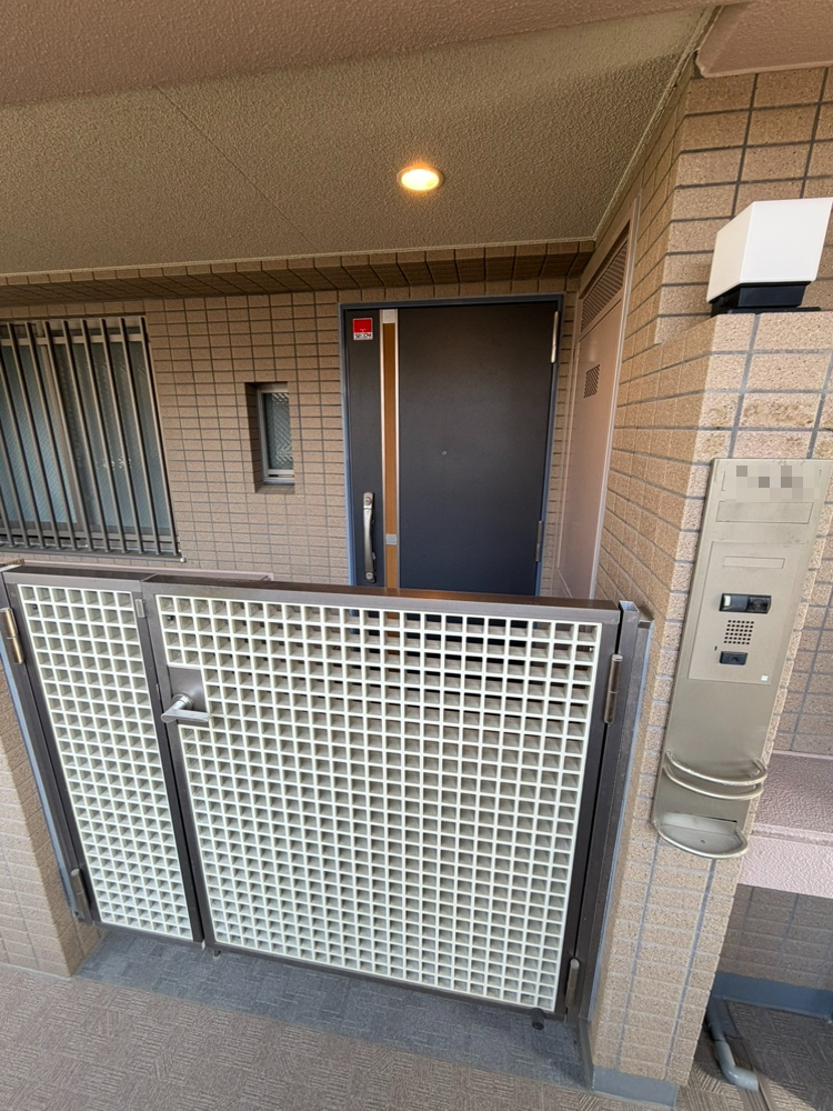 【玄関】玄関ドアはダブルロック仕様である他、専用ポーチが設けられています。防犯面に配慮されています。