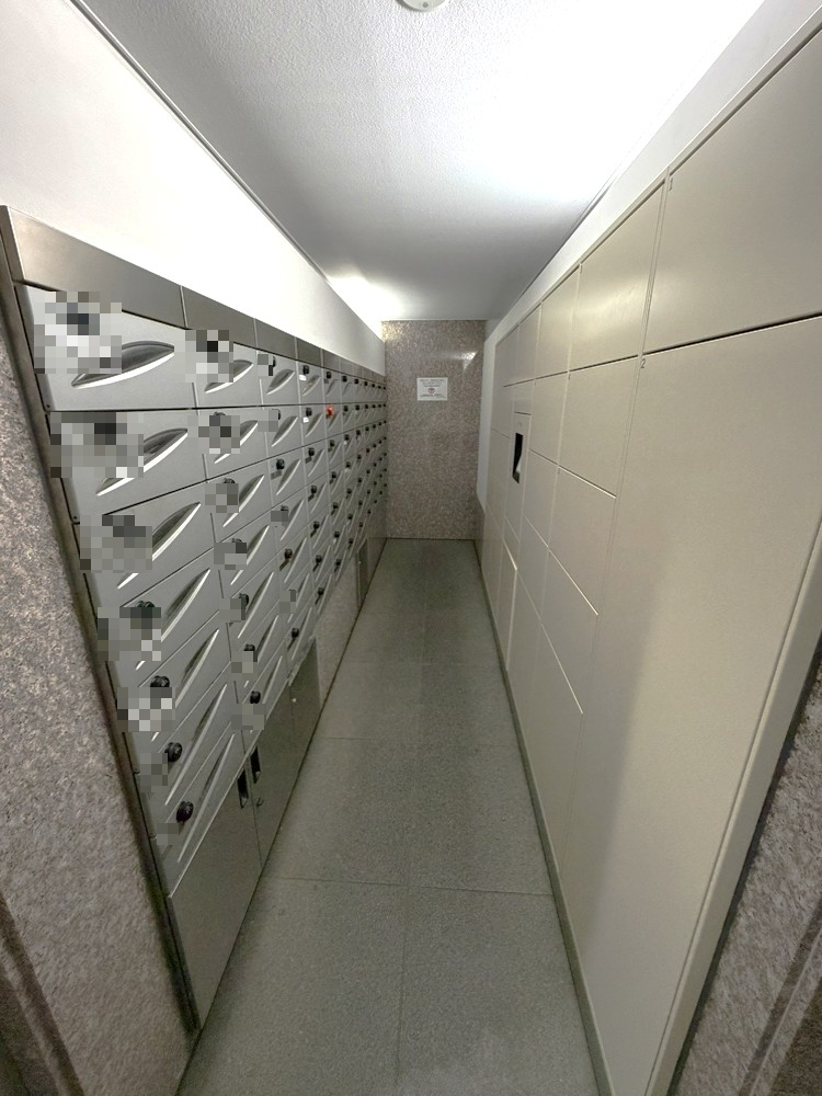 【共用部】集合ポスト前に、宅配ボックスが設置されています。不在時でも荷物を受け取ることができるため、受け取り時間を気にせず外出できます。