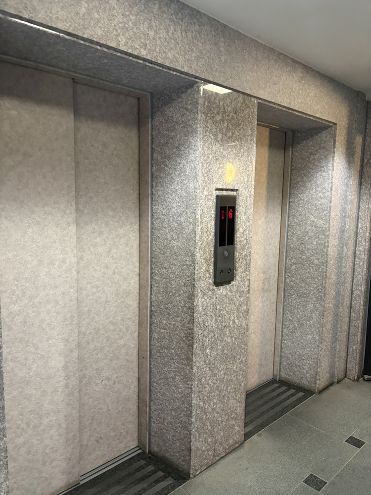 【エレベーター】マンションには、エレベーターが備わっています。ベビーカー利用時や重い荷物を持っている際も心強いです。