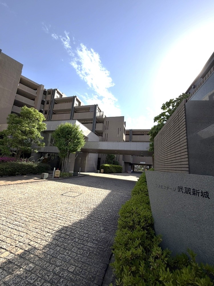 【現地外観写真】RC造地上7階建マンション、最上階部分の「3LDK」住戸です。JR南武線「武蔵新城」駅まで徒歩13分、「武蔵中原」駅まで徒歩16分。通勤・通学・お出かけにも便利な立地です。