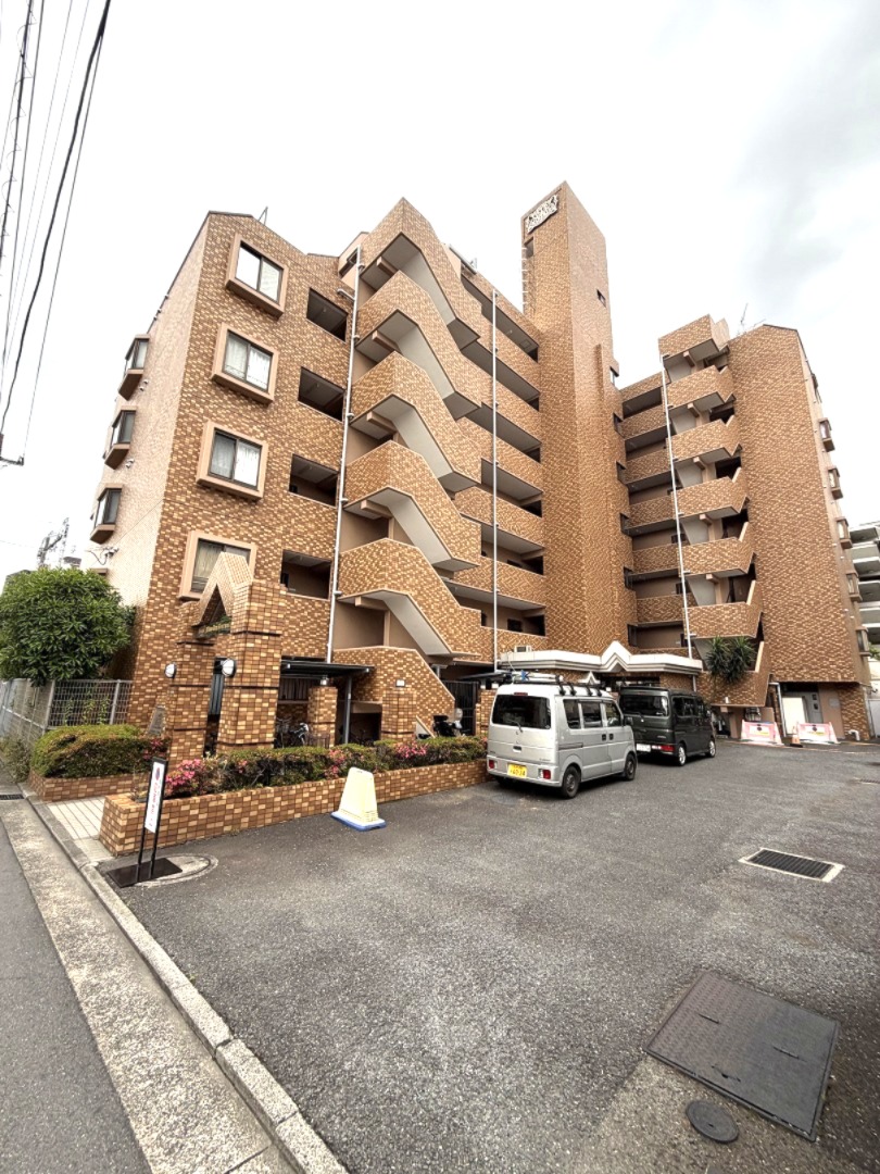 【ライオンズマンション鶴見中央】京急本線「京急鶴見」駅徒歩9分。通勤通学に便利な立地。地上7階建最上階！L字型バルコニーが備わった角住戸です。