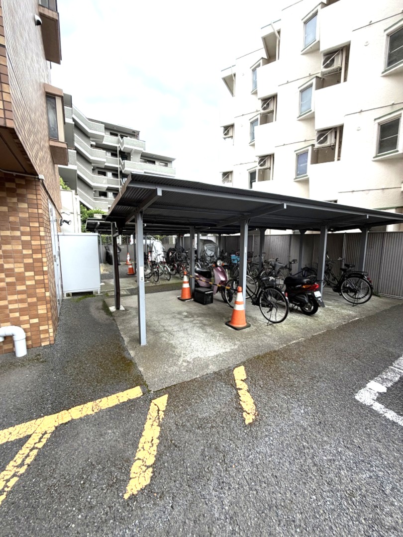 【駐輪場】屋根付きの駐輪場が設置されています。直射日光や雨が当たりにくいのが嬉しいポイント。使用料や空き状況はお気軽にお問い合わせください。