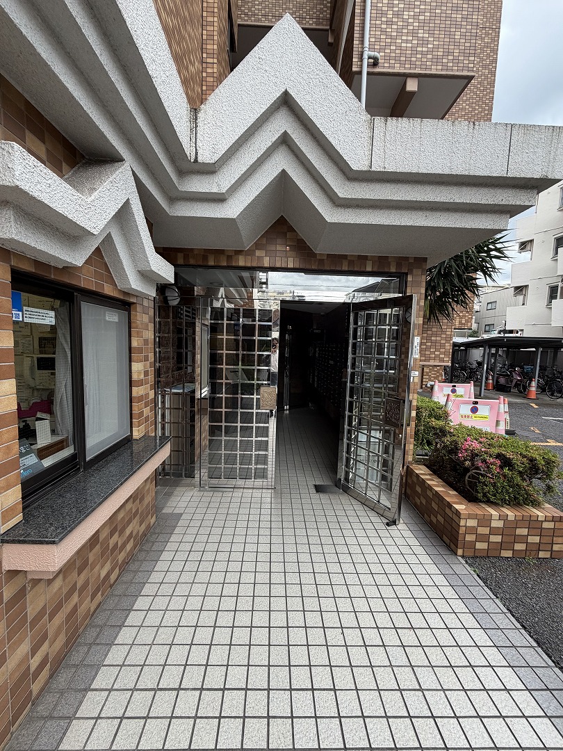 【エントランス】入口にはオートロックが採用されています。居住者以外の侵入を防ぎ、防犯性にも配慮されているマンションです。