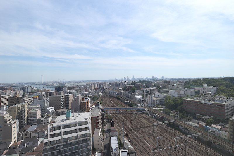 周辺に高い建物がなく、開放感を堪能できる15階からの景色。天気の良い日には、横浜ならではの美しい・・・