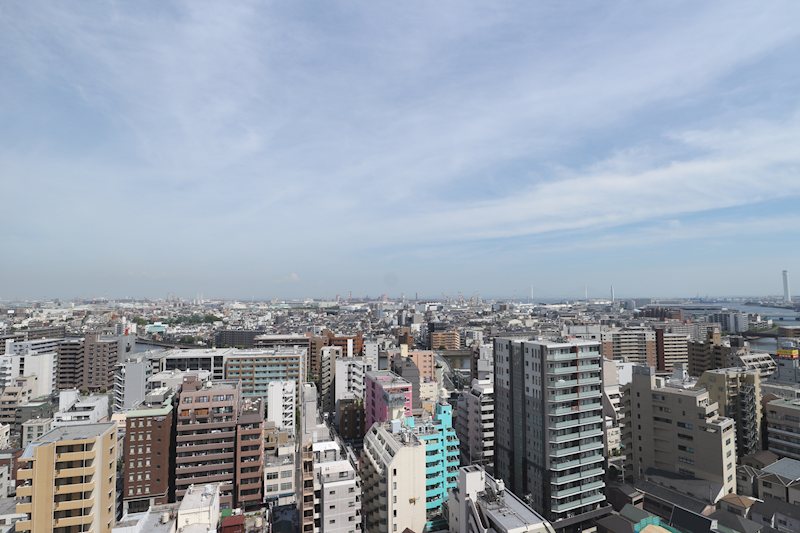 周辺に高い建物がなく、開放感を堪能できる15階からの景色。天気の良い日には、横浜ならではの美しい・・・