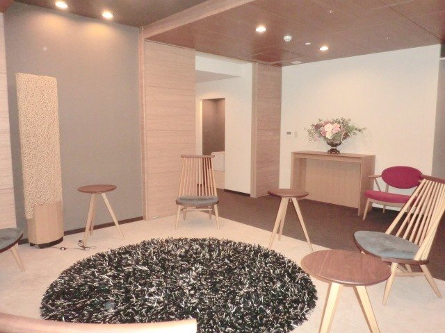 【ラウンジ】入居者が自由に利用できるラウンジ。木質感のあるインテリアにほんのりとした灯りが温か・・・