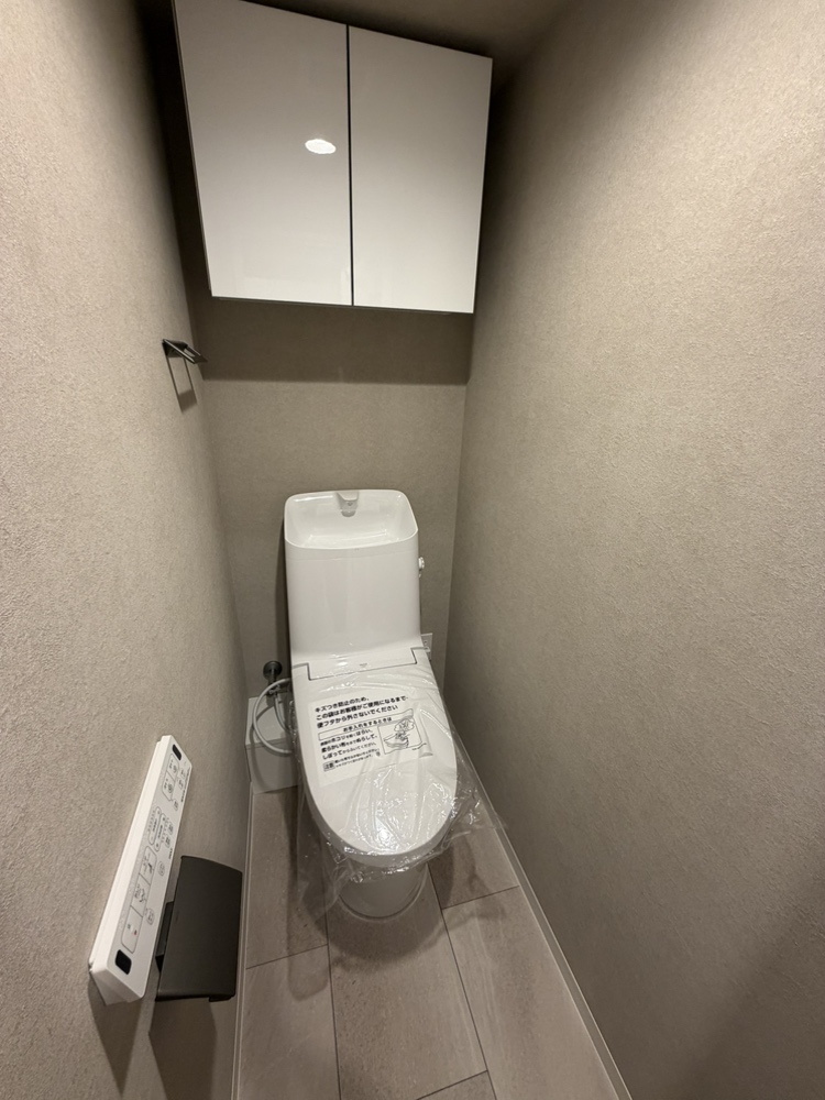 【トイレ】2026年5月に新規交換されたトイレです。背面には収納棚があるので、トイレットペーパーや掃除用品を収納しておけます。