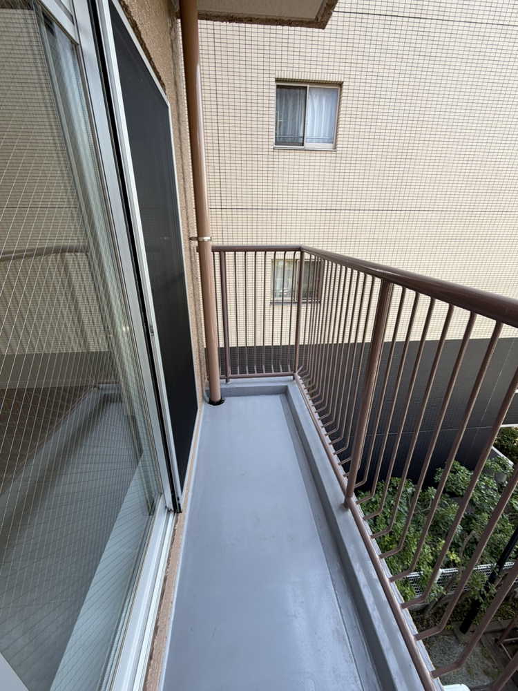 【サービスバルコニー】北西側に設けられたサービスバルコニー。室内へ気持ちの良い風を送り込んでくれます。手すりが格子なので開放感があります。