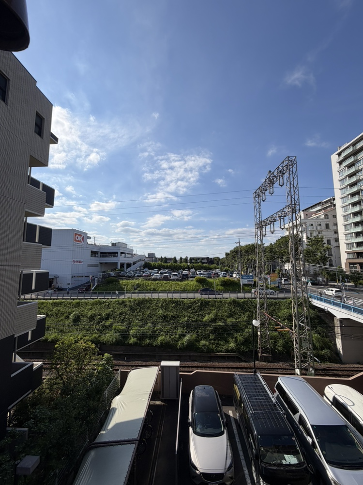 【サービスバルコニーからの眺望】東急田園都市線が走る姿を眺めることができます。※眺望は将来に渡って保証するものではありません。