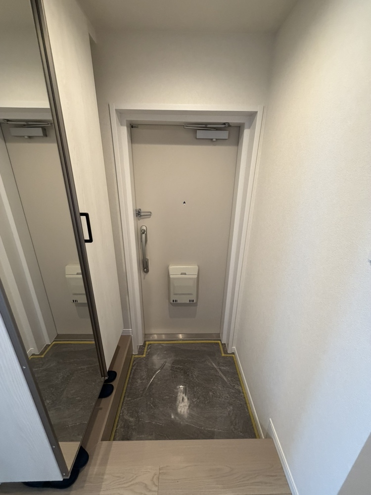 【玄関】掃き掃除がしやすい、フロートタイプのシューズボックスです。扉には鏡が備わっているので、姿見として利用できます。