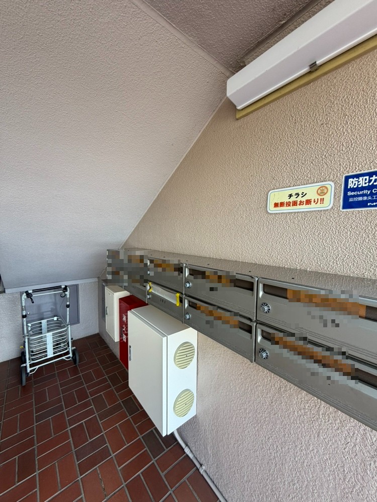 【集合ポスト】マンション共用部は、綺麗に保たれています。管理形態は日勤です。周辺環境と併せて、ぜひ現地をご見学ください。