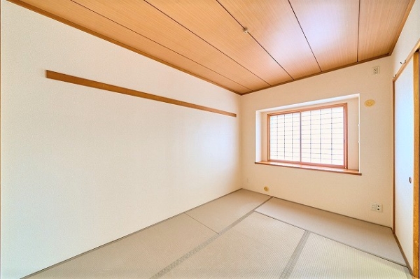 和室には出窓を備え、採光と空間の広がりに配慮しています