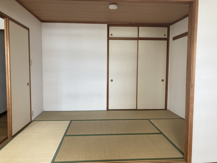 【和室】お子様の遊び場やお昼寝スペース、客間など多用途にご活用いただけます。押入付きで、寝具・座布団・季節物の衣類などを収納可能です。