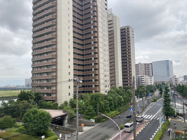 【住戸からの眺望写真】目の前の視界を遮る大きな建物が隣接していないため、ゆったりとした眺望を楽しむことができます。※眺望は将来にわたって保証するものではありません。