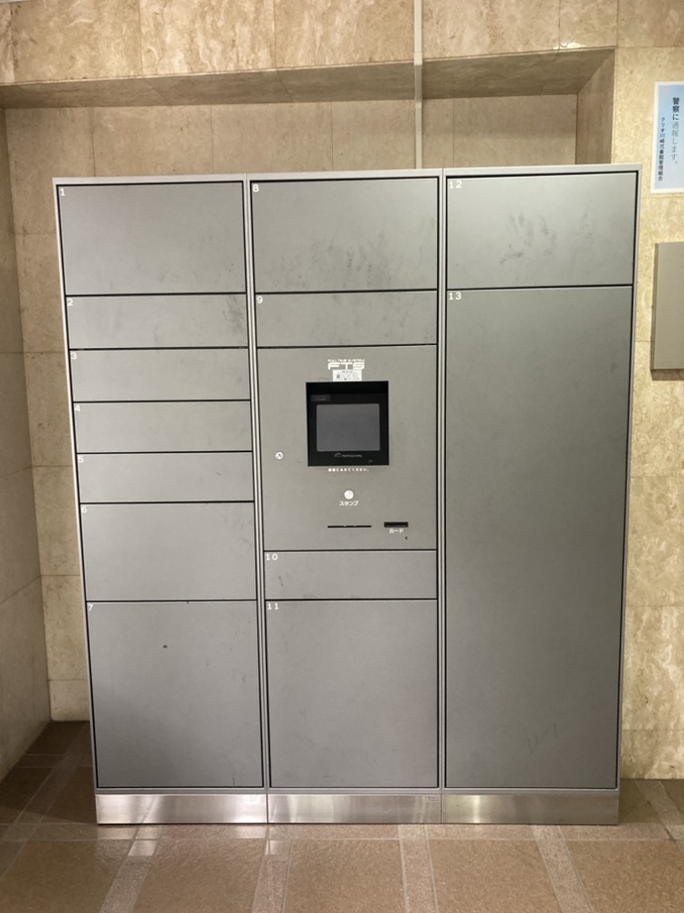 【宅配ボックス】不在時や急な外出の際に便利な宅配ボックス付きです。お好きな時間に荷物を受け取ることができます。
