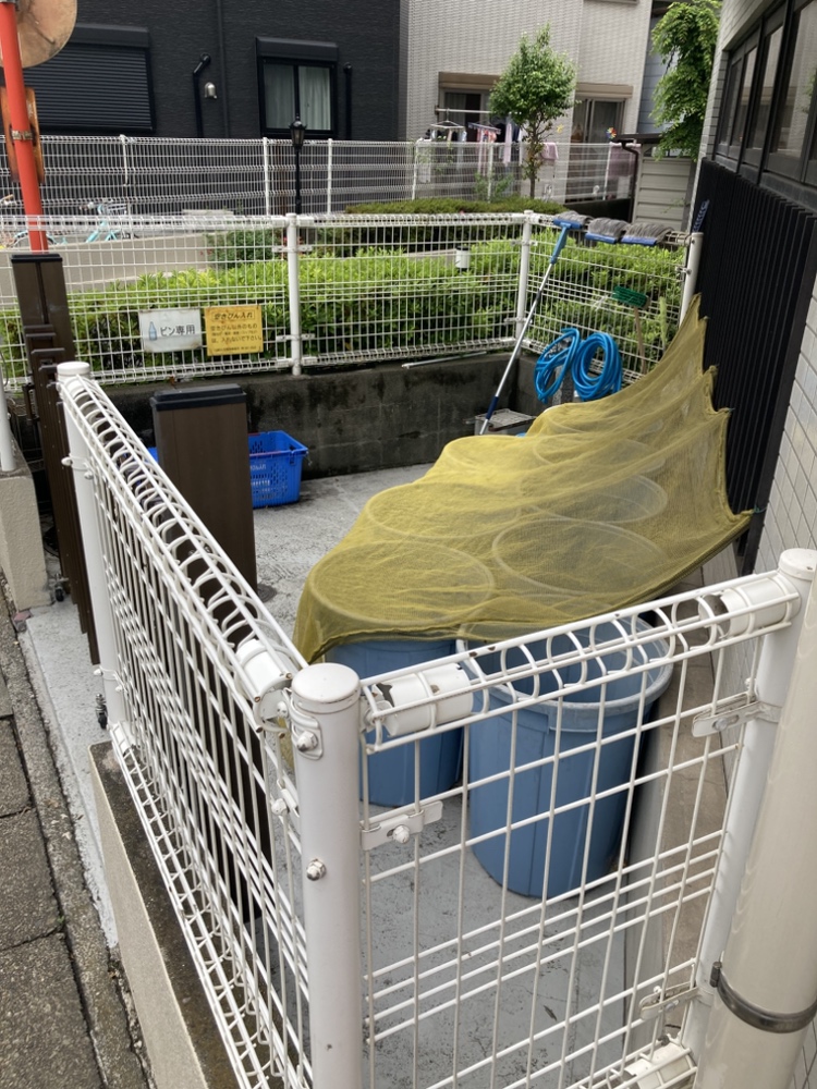 【ゴミ集積所】マンションの敷地内にゴミ集積所が設けられていますので、遠くまでゴミを捨てに出かける必要がありません。