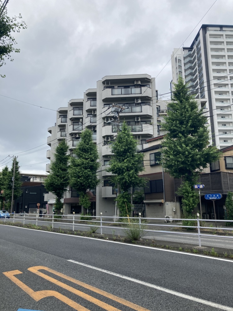【現地外観写真】小中学校が徒歩8分圏内に位置しています。9年間毎日通うのに、負担が少ない距離です。総戸数47戸。管理形態は日勤です。