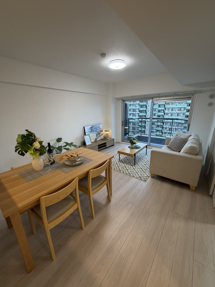【LDK】総戸数205戸、地上15階建マンションの13階部分南向き住戸。両面バルコニー付きのため、陽当り・通風・眺望良好な住まいです。