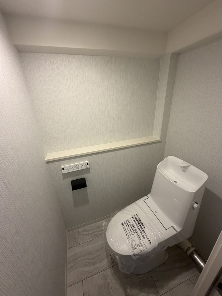【トイレ】トイレは2026年6月のリフォーム時に新調されています。芳香剤など、小物を置くことができる棚も設けられています。