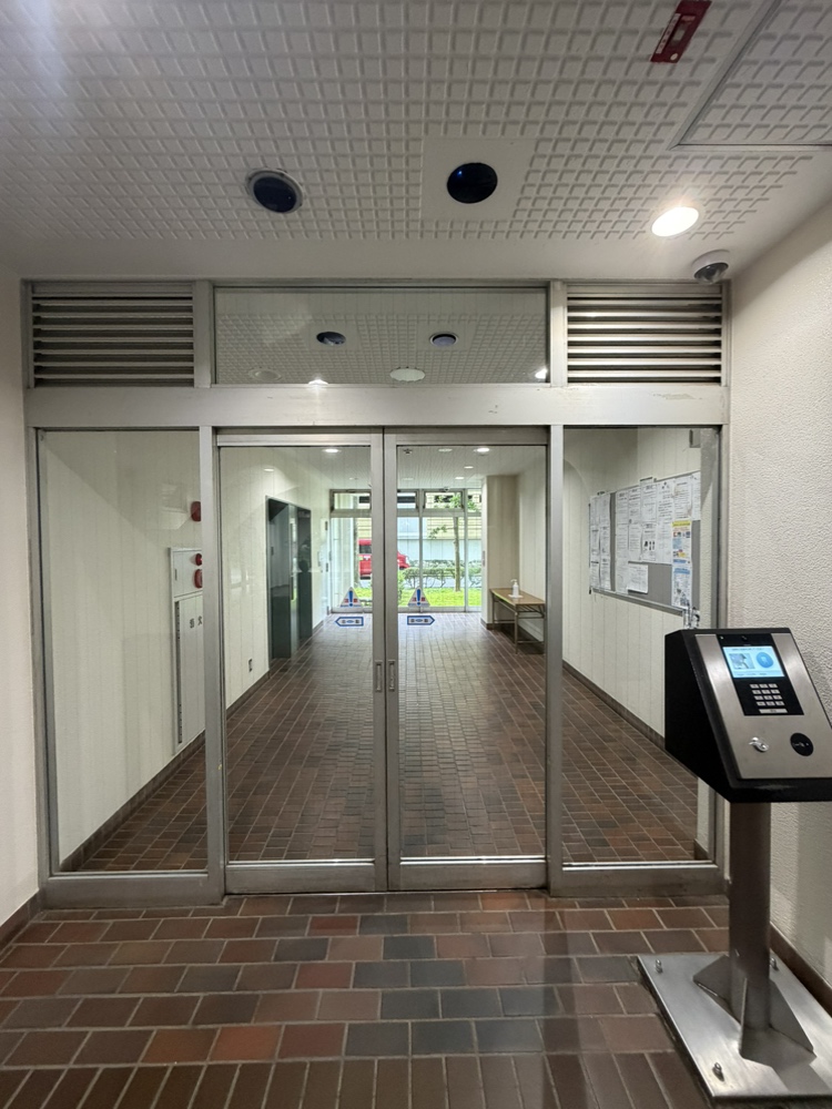 【エントランス】マンションのエントランス部分です。共用部は綺麗に保たれています。ペット飼育可能なマンションです(細則有)。