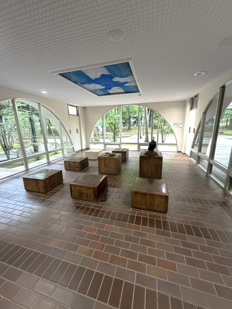 【ロビー】待ち合わせ場所としても使用可能なロビー。窓からの採光も確保されており、明るく過ごしやすい空間。のんびりとお寛ぎいただけます。