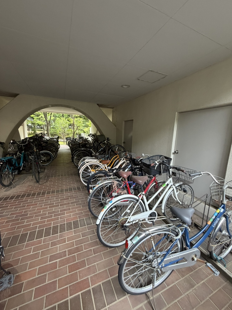 【駐輪場】大きな屋根で覆われた敷地内駐輪場。雨に濡れにくい構造です。空き状況・利用料など、詳しくはお問い合わせください。