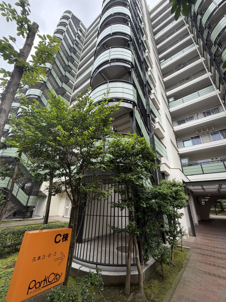【外観】三井不動産旧分譲、全棟総戸数1103世帯のビッグコミュニティ。2026年6月フルリフォーム済みのきれいな住戸で、新生活をスタートできます。
