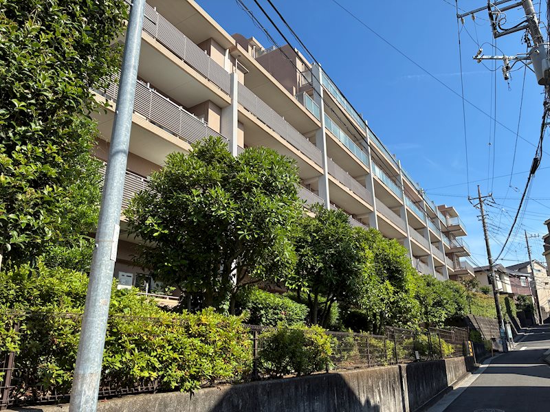 【外観写真】2002年12月、閑静な住宅街に佇む総戸数80戸のマンション