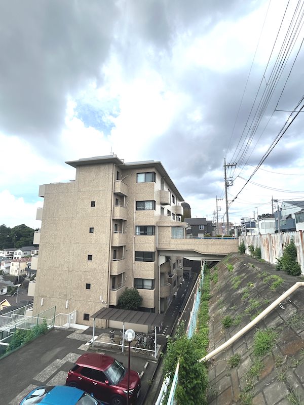 【現地写真】エントランスが4階にあり、階段の高低差が小さく足腰への負担が少ないです♪