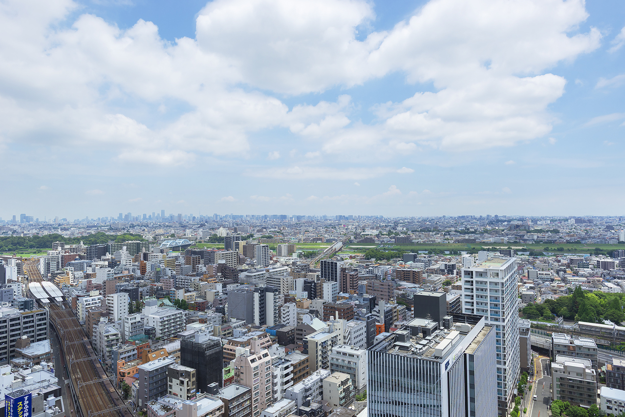 【眺望写真】多摩川を望む豊かな眺望が魅力。高層階ならではの開放的な景色を楽しめます。外からの視線が気にならず、プライバシーを確保しやすいです。※眺望は将来に渡って保証するものではありません。