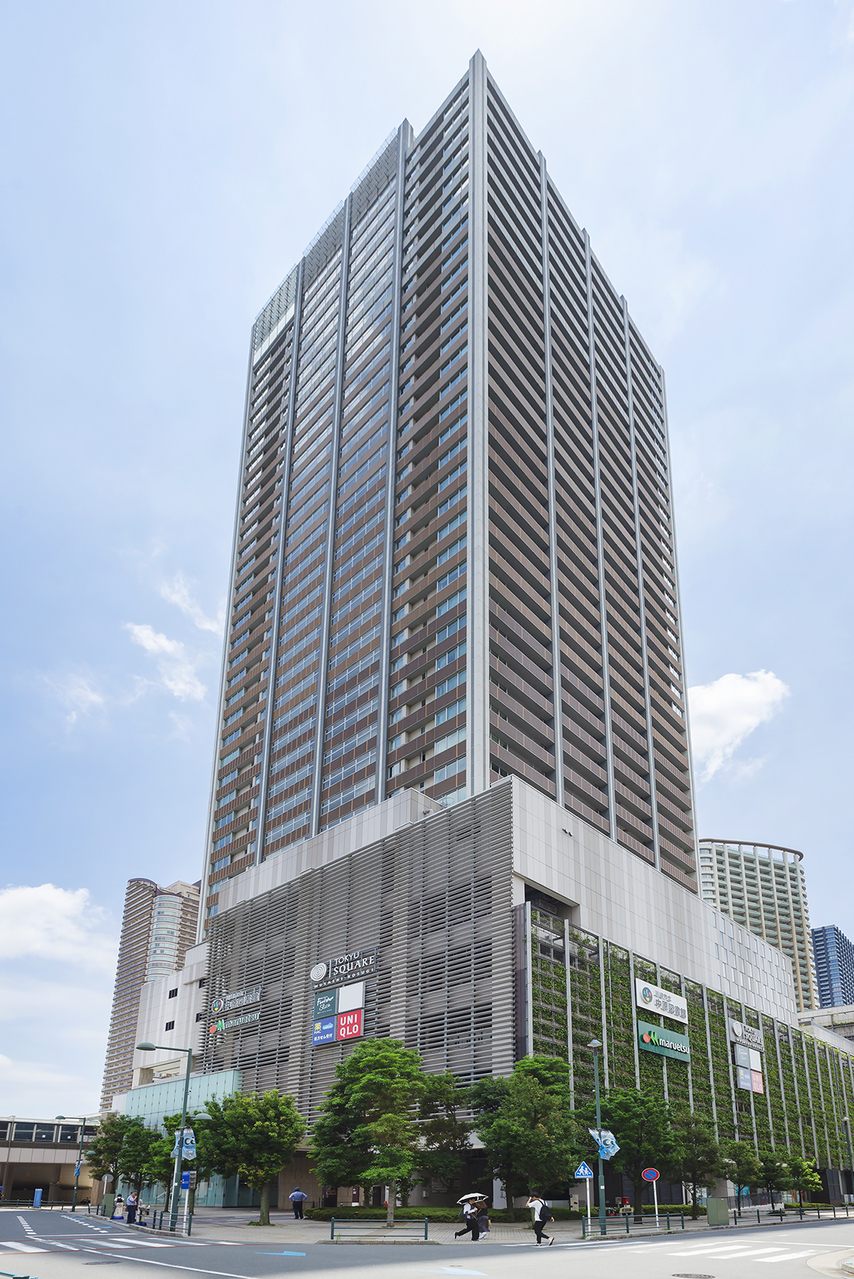 【現地外観写真】地下2階付き地上39階建、総326戸の大規模マンション。東急東横線・目黒線「武蔵小杉」駅まで徒歩1分のほか、複数路線利用可能！駅直結のロケーションです。