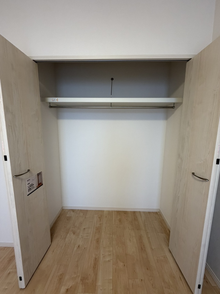 【洋室(約5.7帖)/収納】入口近くに大きなクローゼットが設けられていますので、お部屋がすっきり片付きます。