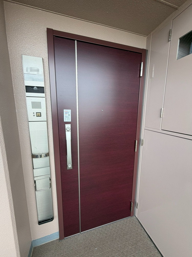 【玄関】玄関ドアは、防犯面に配慮されたダブルロック仕様です。