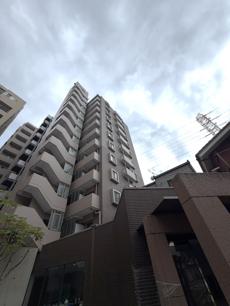 【現地外観写真】最寄り駅まで徒歩3分。最寄りのスーパーまでは徒歩1分と便利な立地です。