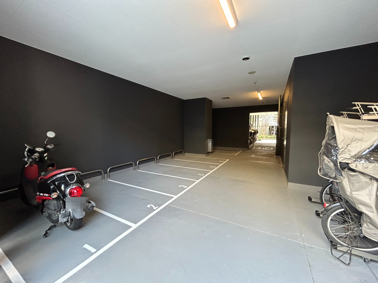 【バイク置き場】敷地内に設けられている、屋内型のバイク置き場です。使用料や空き状況などの詳細は、お気軽にお問い合わせください。