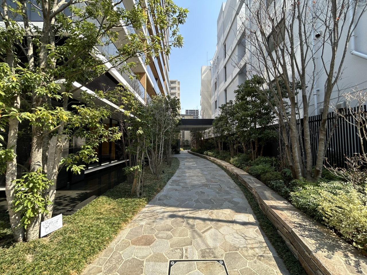 【アプローチ】ゆったりとしたアプローチが設けられています。前面道路から奥まった場所にエントランスがあるので、防犯面にも配慮されています。