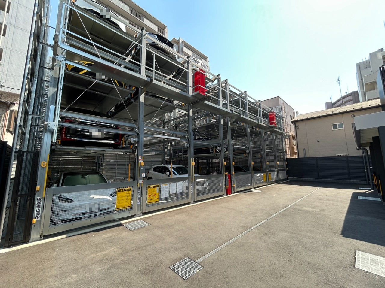 【駐車場】敷地内に設けられた駐車場は、防犯面に配慮された機械式です。使用料や空き状況などの詳細は、お気軽にお問い合わせください。