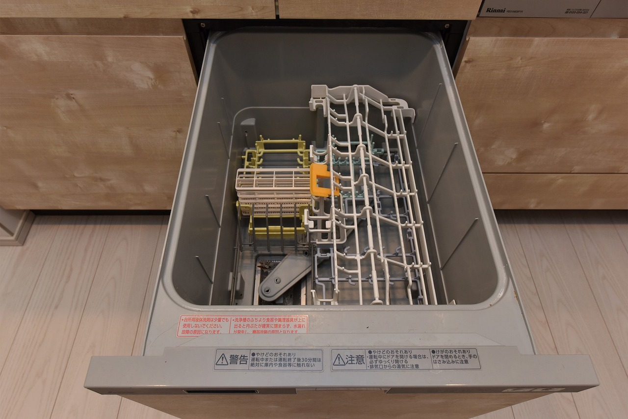 【食器洗乾燥機】使用後の食器や調理器具を手軽に洗え、便利です。ビルトインタイプのため、見た目がすっきりし、置き場所を取りません。