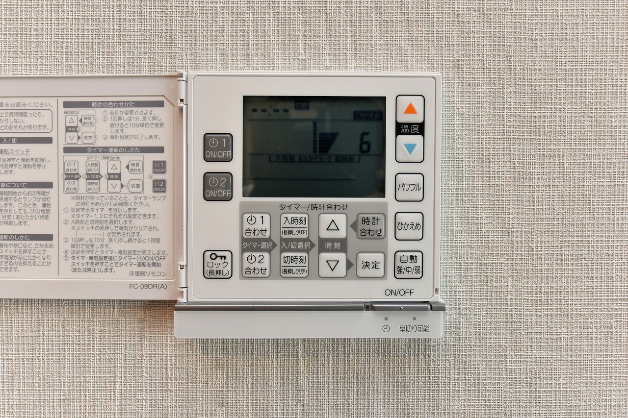 【床暖房】足元から部屋全体をやさしくあたためる床暖房が搭載されています。空気を乾燥させにくく、寒い季節も快適に過ごせます。