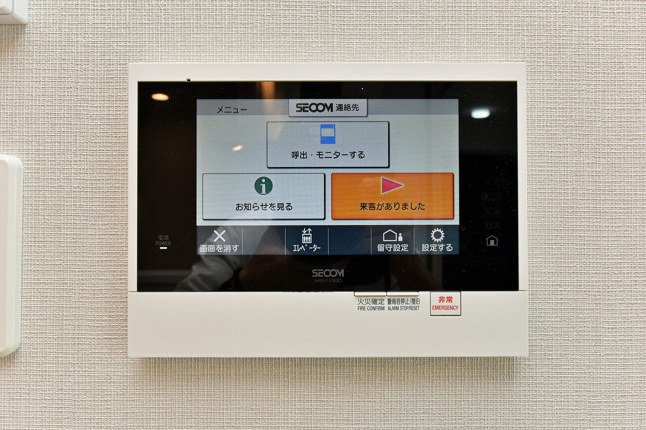 【TVモニター付きインターホン】来訪者の顔と声を確認してから対応できる、TVモニター付きインターホンが設置されています。防犯面に配慮され、安全な暮らしをサポートしてくれます。