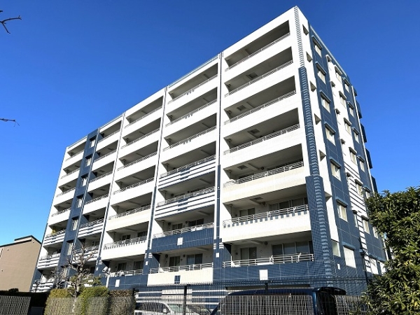 落ち着きと重厚感を兼ね備えたタイル貼りの外観です