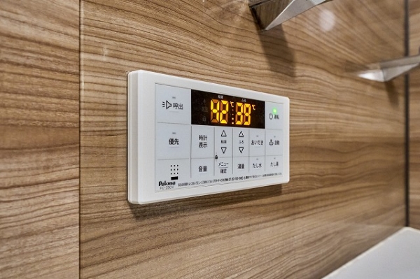 追い焚き機能付きで、利便性にも配慮された浴室です