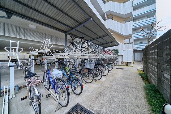 屋根付き駐輪場を備え、自転車の保管にも配慮しています